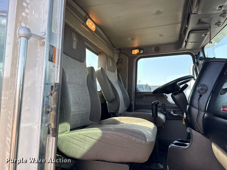 image for item EG2652 2014 Kenworth T800 semi truck