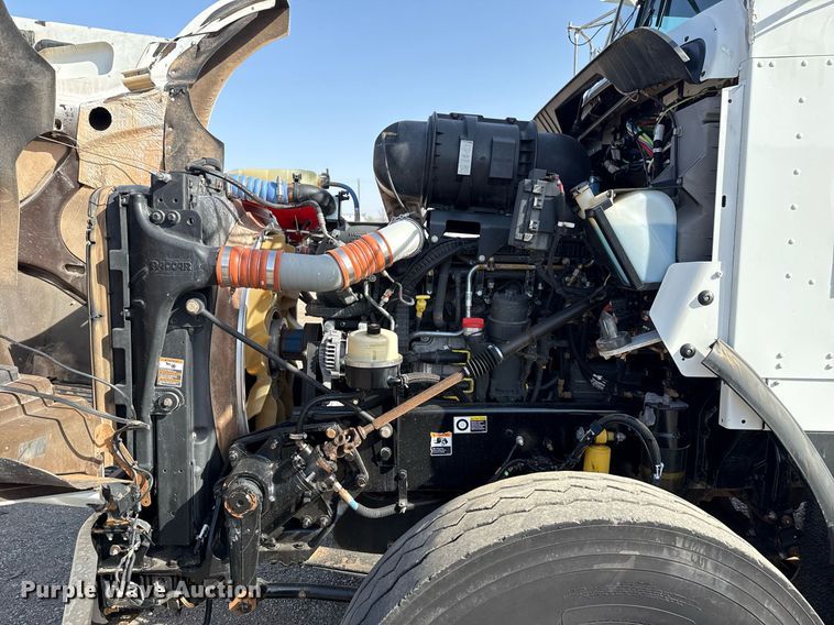 image for item EG2652 2014 Kenworth T800 semi truck