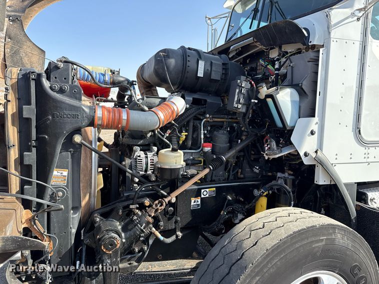 image for item EG2652 2014 Kenworth T800 semi truck