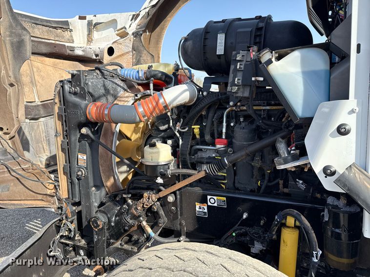 image for item EG2652 2014 Kenworth T800 semi truck