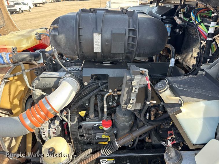 image for item EG2652 2014 Kenworth T800 semi truck