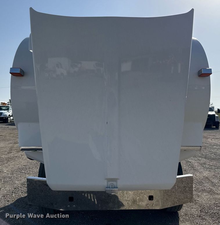 image for item EG2652 2014 Kenworth T800 semi truck