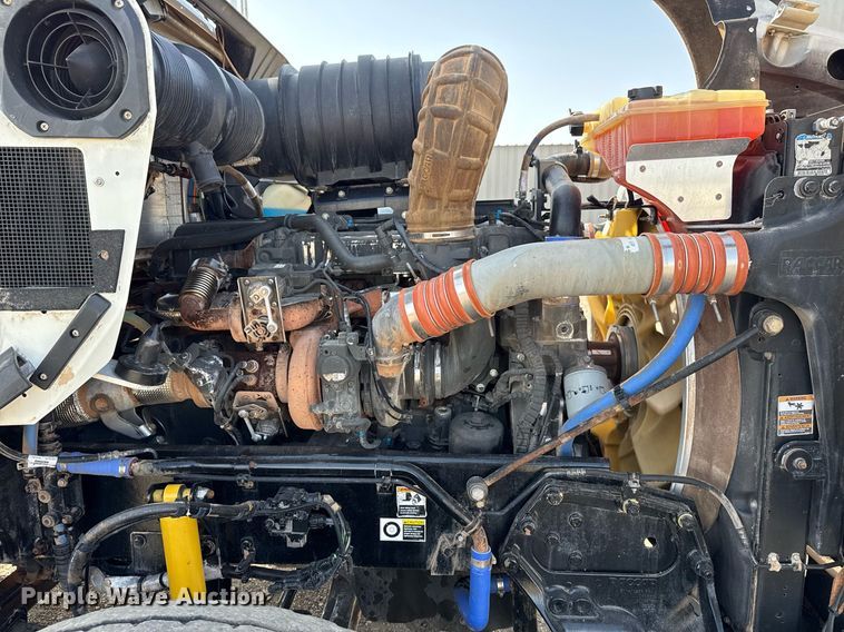 image for item EG2652 2014 Kenworth T800 semi truck