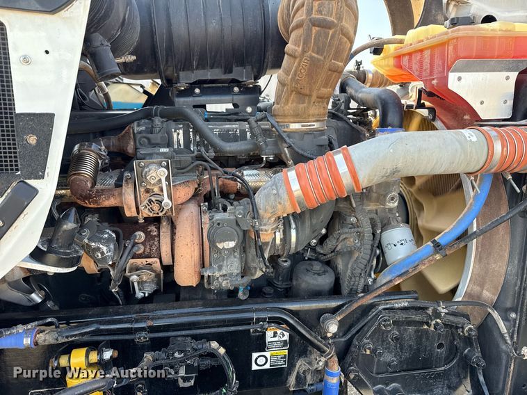 image for item EG2652 2014 Kenworth T800 semi truck