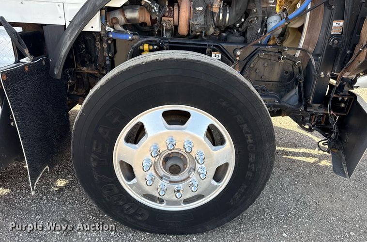 image for item EG2652 2014 Kenworth T800 semi truck