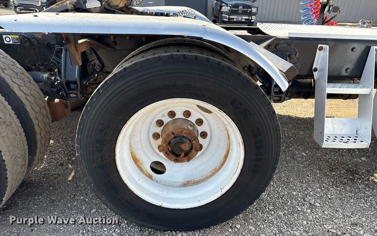 image for item EG2652 2014 Kenworth T800 semi truck