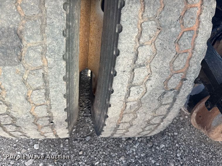 image for item EG2652 2014 Kenworth T800 semi truck