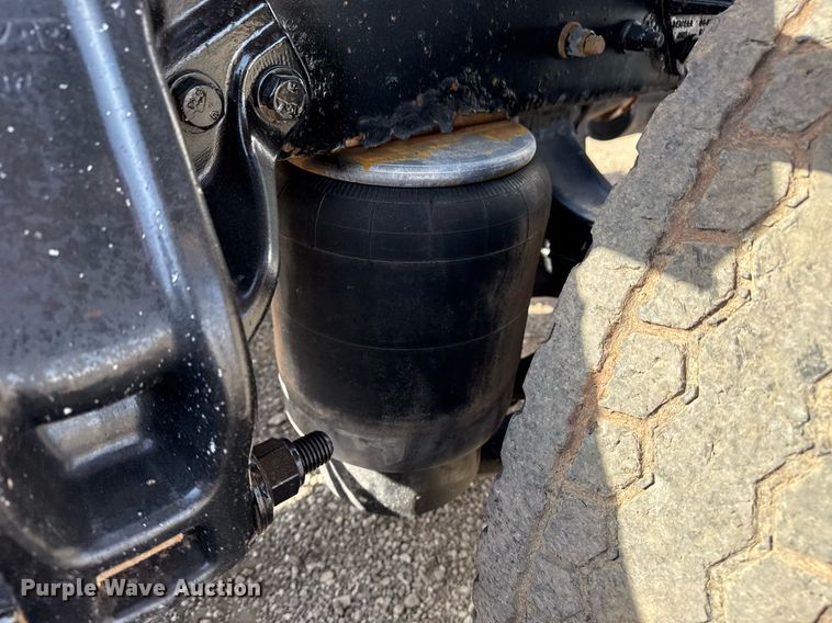 image for item EG2652 2014 Kenworth T800 semi truck