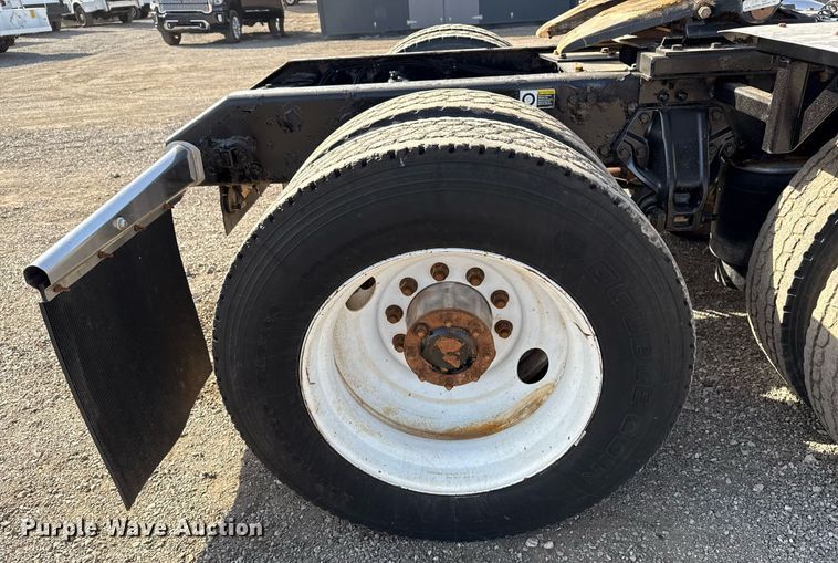 image for item EG2652 2014 Kenworth T800 semi truck