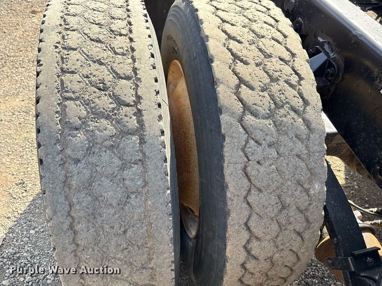 image for item EG2652 2014 Kenworth T800 semi truck