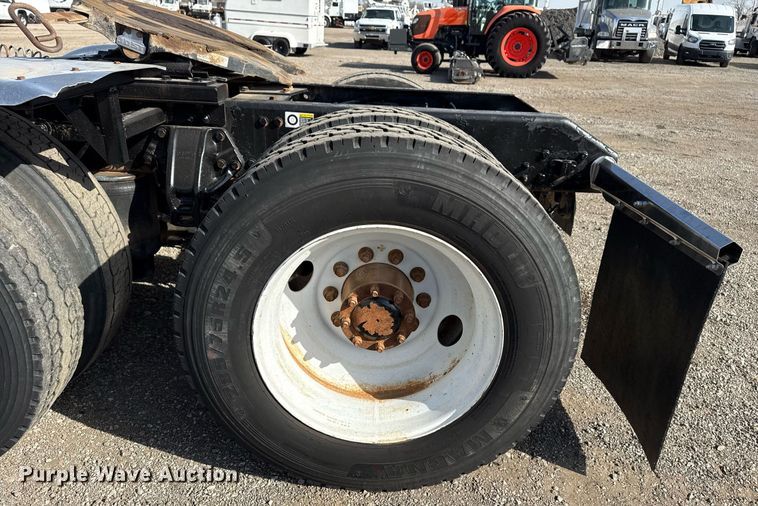 image for item EG2652 2014 Kenworth T800 semi truck