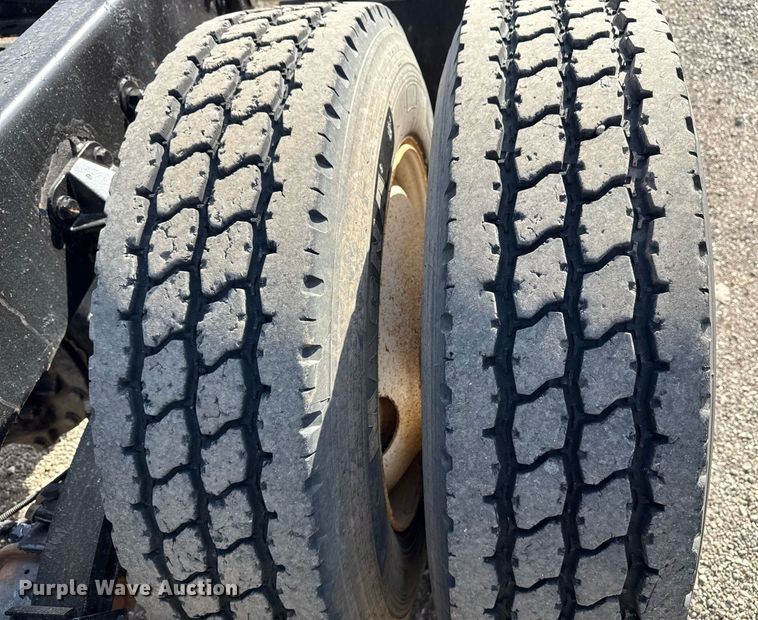 image for item EG2652 2014 Kenworth T800 semi truck