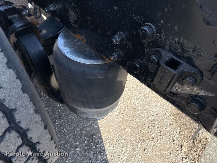 image for item EG2652 2014 Kenworth T800 semi truck