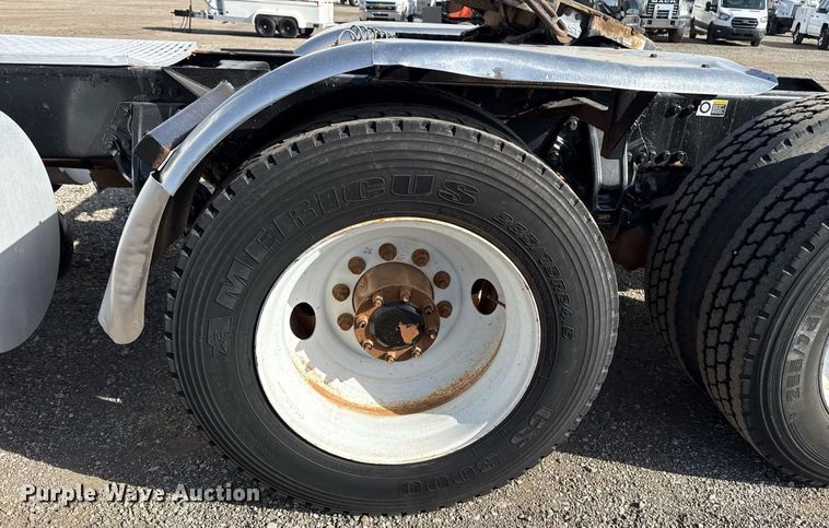 image for item EG2652 2014 Kenworth T800 semi truck