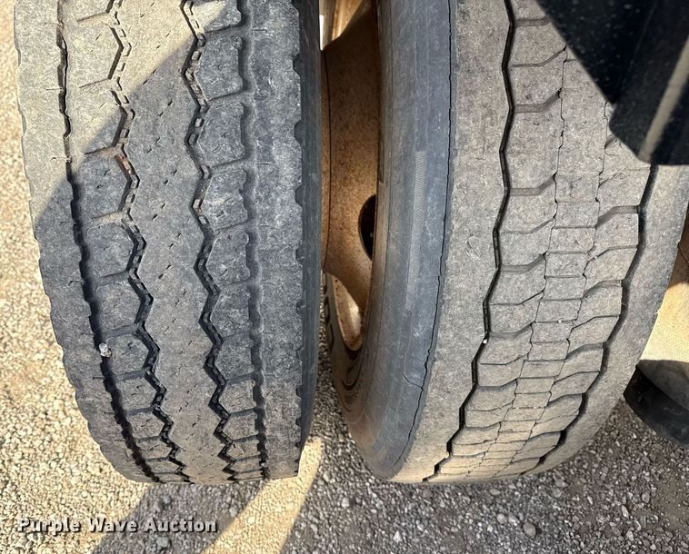 image for item EG2652 2014 Kenworth T800 semi truck