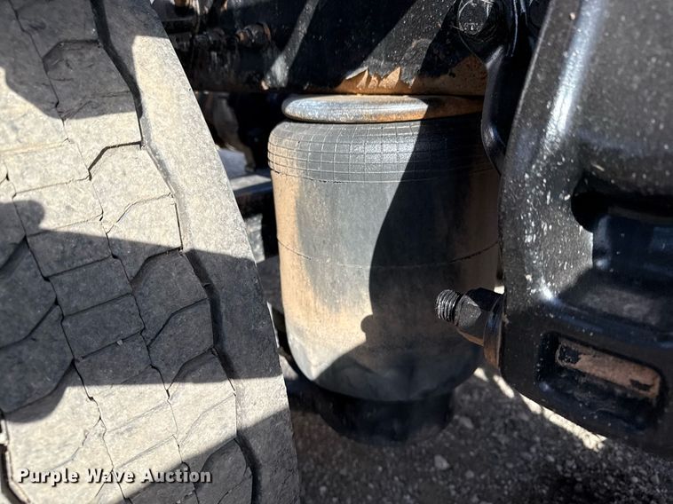 image for item EG2652 2014 Kenworth T800 semi truck