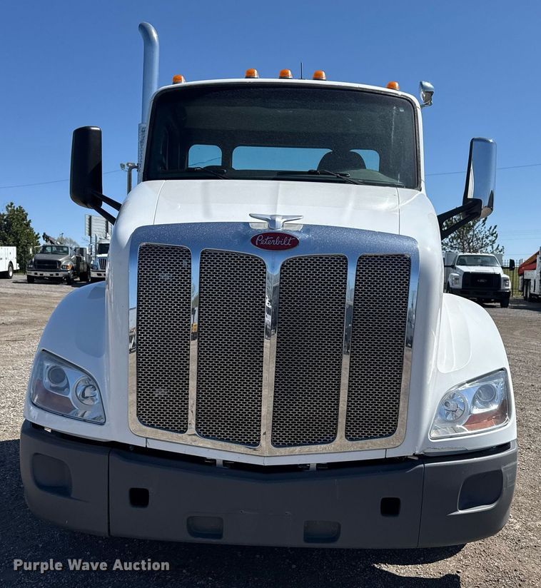 image for item EG2668 2015 Peterbilt 579 semi truck