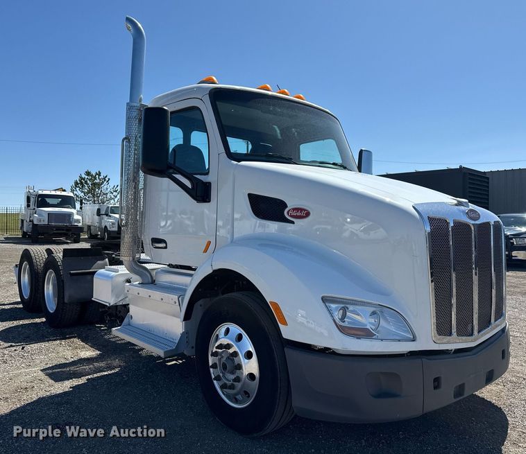 image for item EG2668 2015 Peterbilt 579 semi truck
