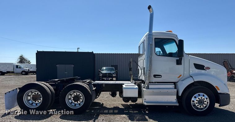 image for item EG2668 2015 Peterbilt 579 semi truck