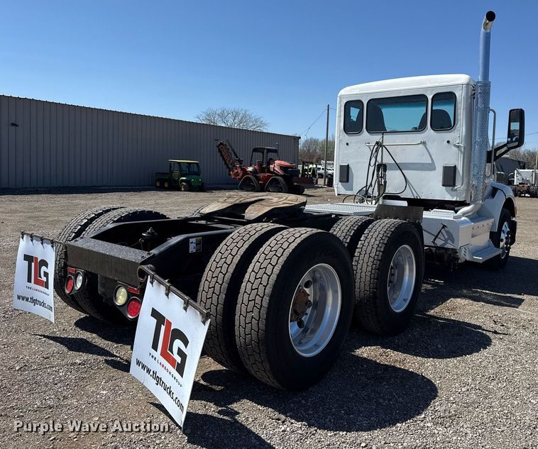 image for item EG2668 2015 Peterbilt 579 semi truck