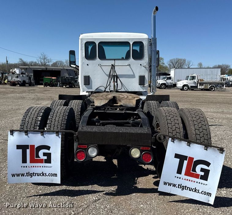 image for item EG2668 2015 Peterbilt 579 semi truck