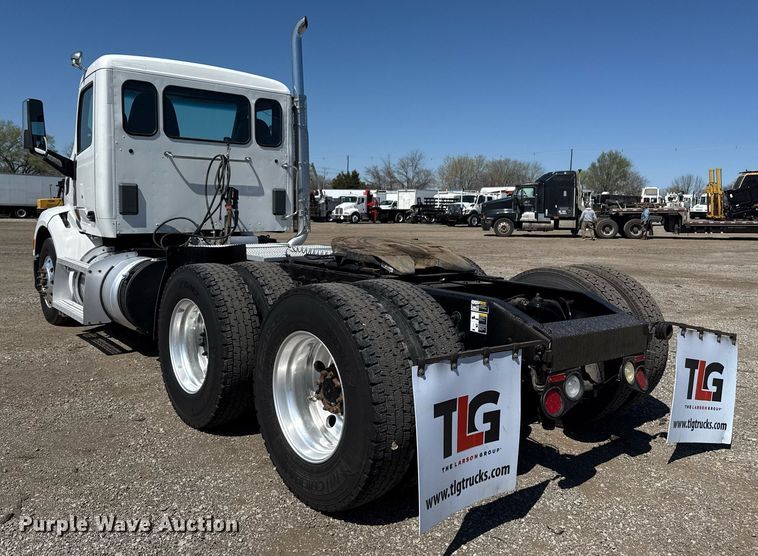 image for item EG2668 2015 Peterbilt 579 semi truck