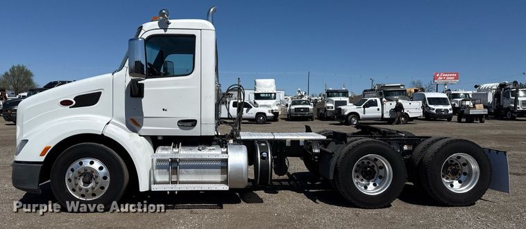 image for item EG2668 2015 Peterbilt 579 semi truck