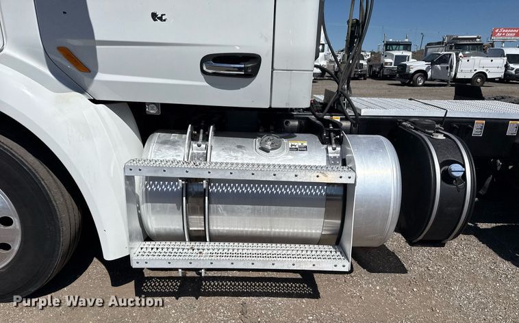 image for item EG2668 2015 Peterbilt 579 semi truck
