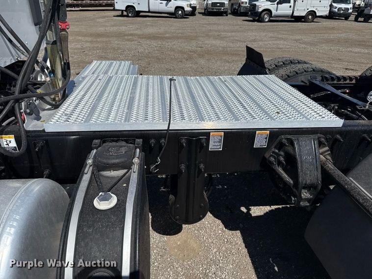 image for item EG2668 2015 Peterbilt 579 semi truck