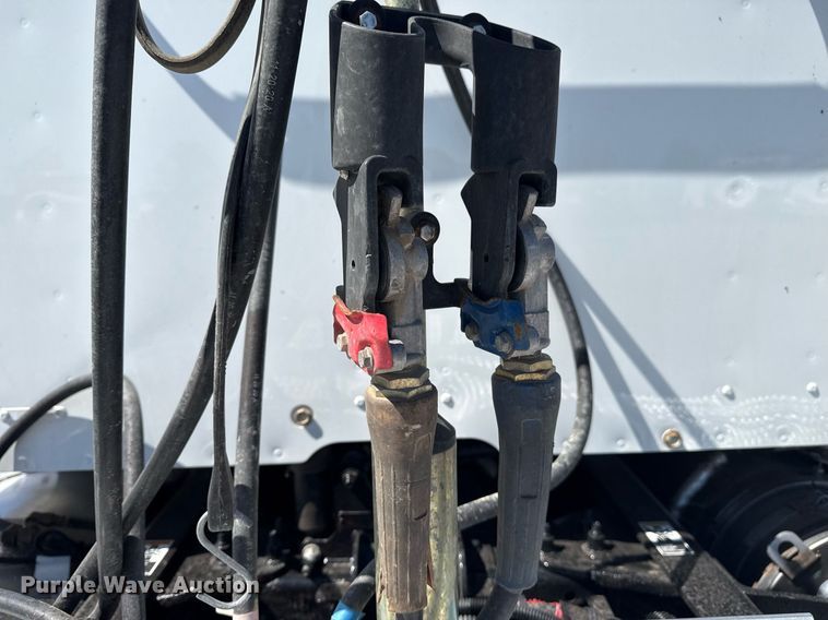 image for item EG2668 2015 Peterbilt 579 semi truck