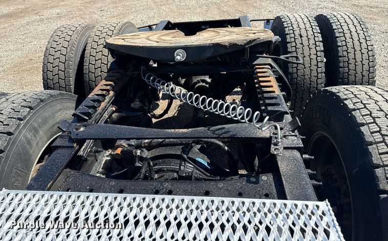 image for item EG2668 2015 Peterbilt 579 semi truck