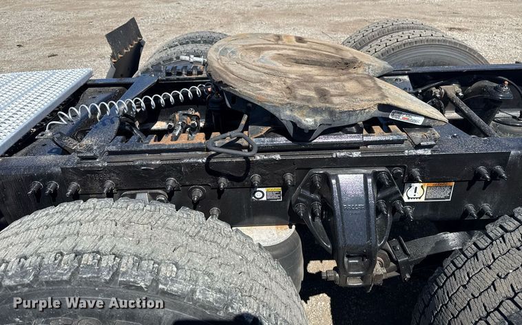 image for item EG2668 2015 Peterbilt 579 semi truck