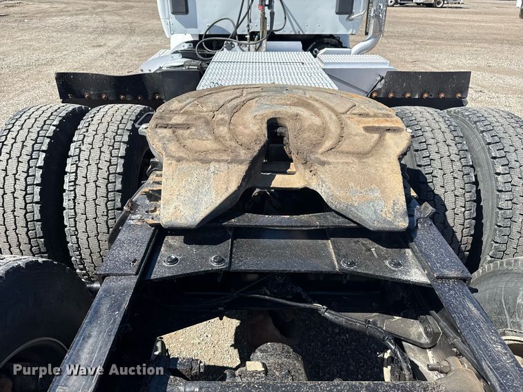 image for item EG2668 2015 Peterbilt 579 semi truck