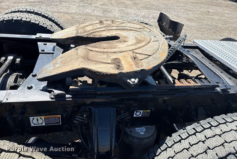 image for item EG2668 2015 Peterbilt 579 semi truck