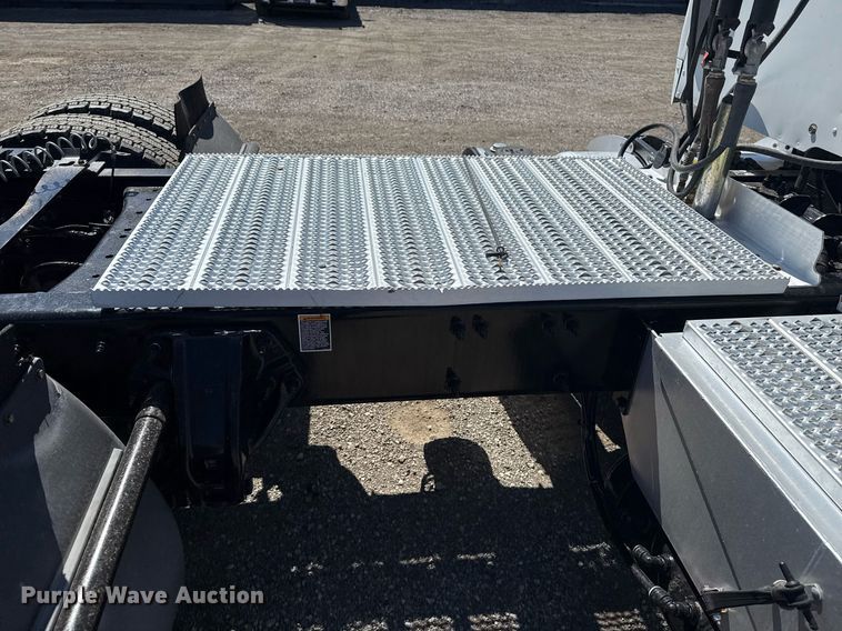 image for item EG2668 2015 Peterbilt 579 semi truck