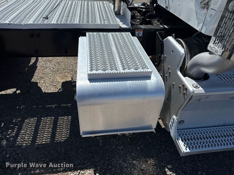 image for item EG2668 2015 Peterbilt 579 semi truck