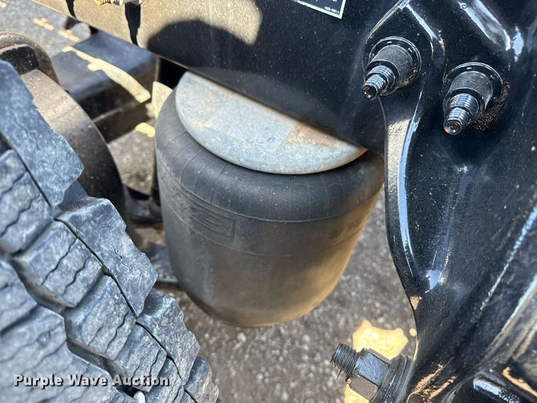 image for item EG2668 2015 Peterbilt 579 semi truck