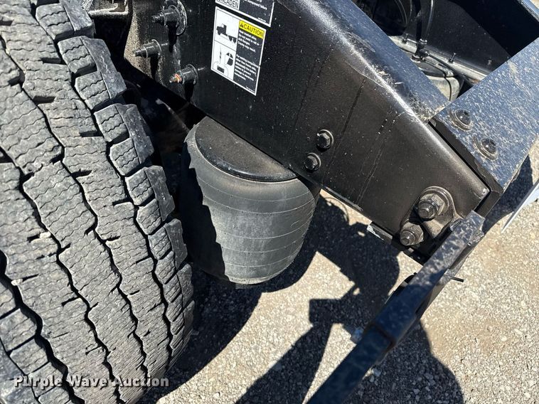 image for item EG2668 2015 Peterbilt 579 semi truck