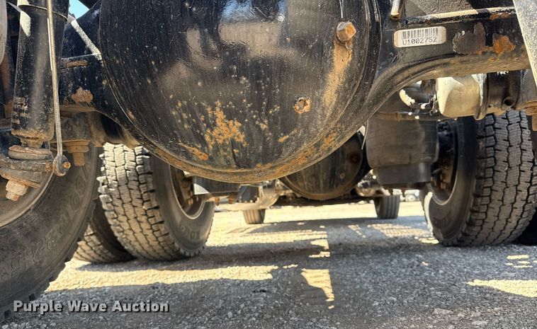 image for item EG2668 2015 Peterbilt 579 semi truck