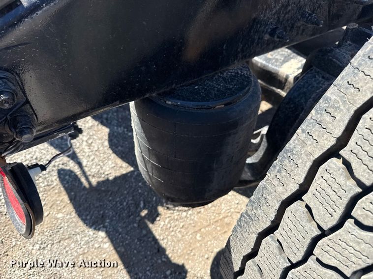 image for item EG2668 2015 Peterbilt 579 semi truck