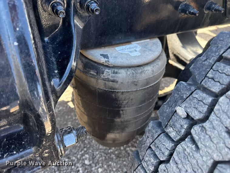 image for item EG2668 2015 Peterbilt 579 semi truck