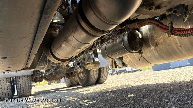 image for item EG2668 2015 Peterbilt 579 semi truck