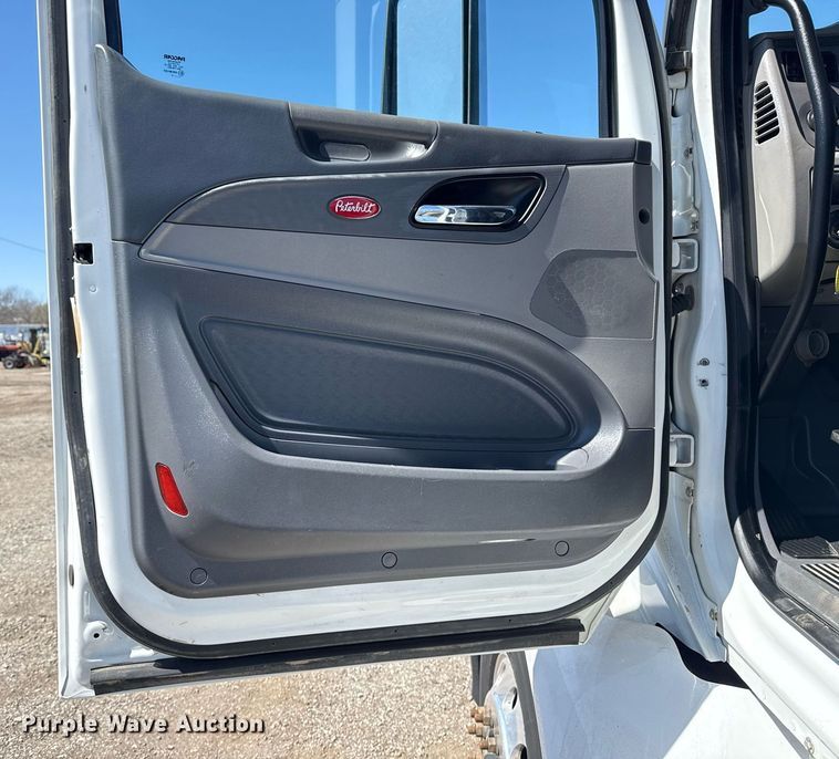 image for item EG2668 2015 Peterbilt 579 semi truck