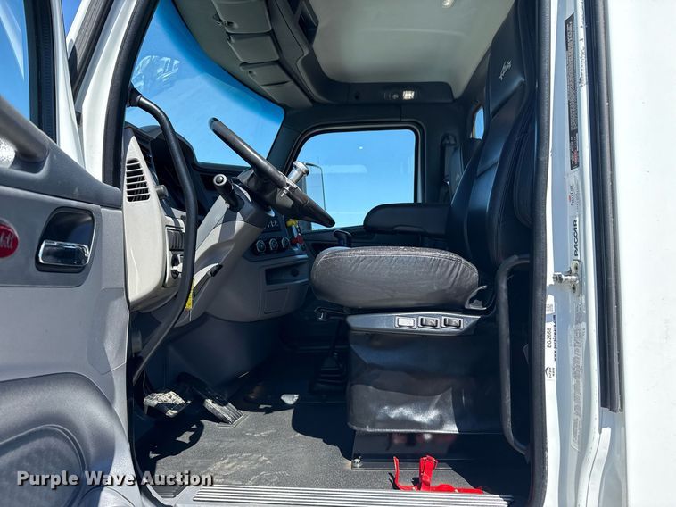 image for item EG2668 2015 Peterbilt 579 semi truck