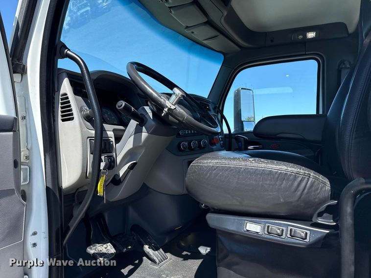 image for item EG2668 2015 Peterbilt 579 semi truck