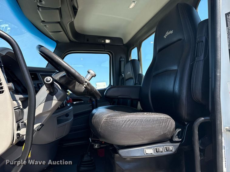 image for item EG2668 2015 Peterbilt 579 semi truck