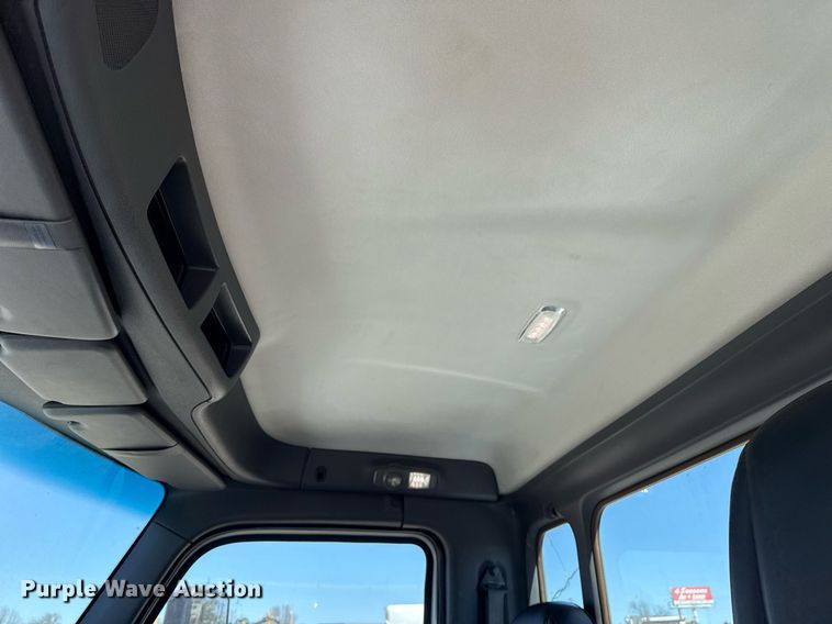 image for item EG2668 2015 Peterbilt 579 semi truck