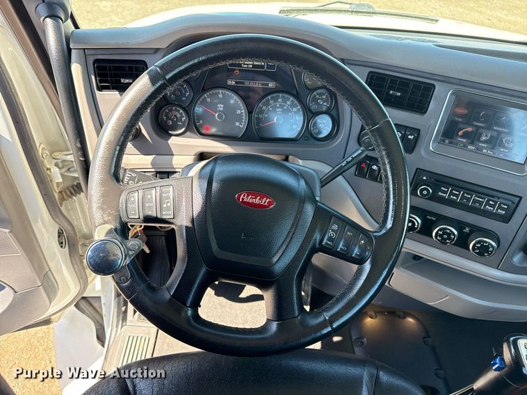 image for item EG2668 2015 Peterbilt 579 semi truck