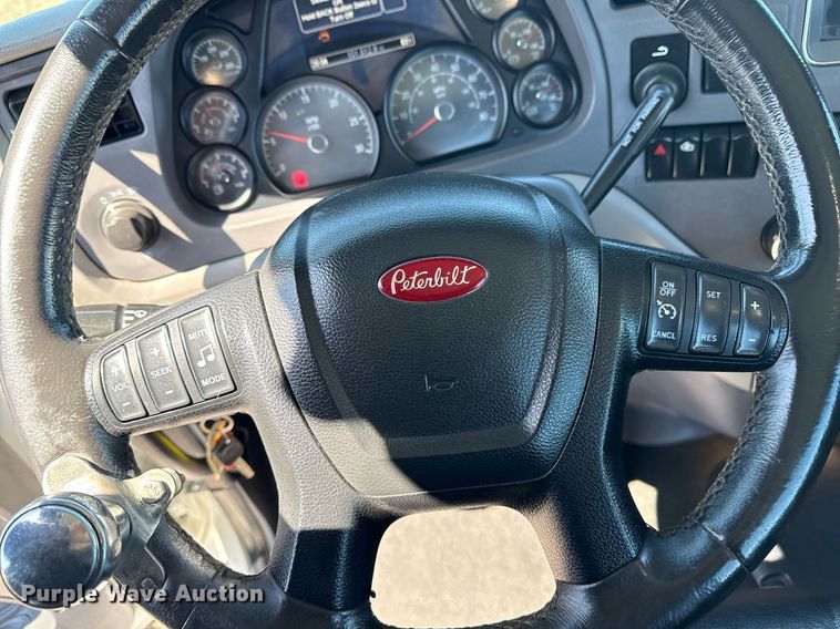 image for item EG2668 2015 Peterbilt 579 semi truck