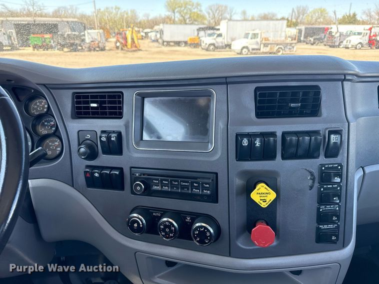 image for item EG2668 2015 Peterbilt 579 semi truck